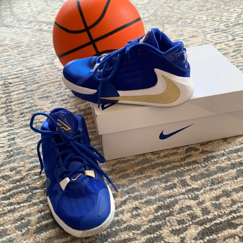 Giannis Antetokounmpo Freak 1 Boys Size 5.5 Basketball by Nike Blue